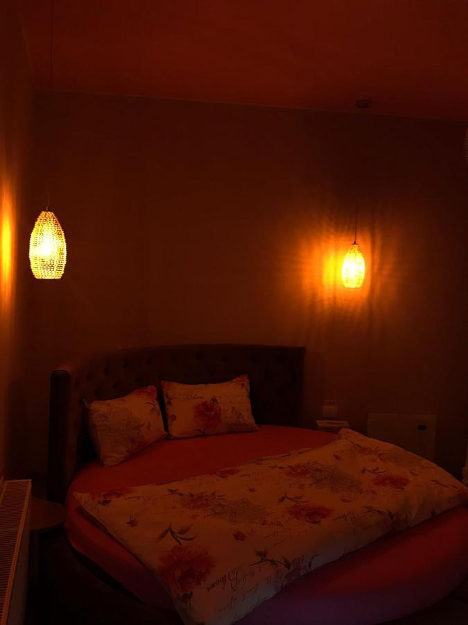 Sweet Pink By Miro Apartment ซินายา ภายนอก รูปภาพ