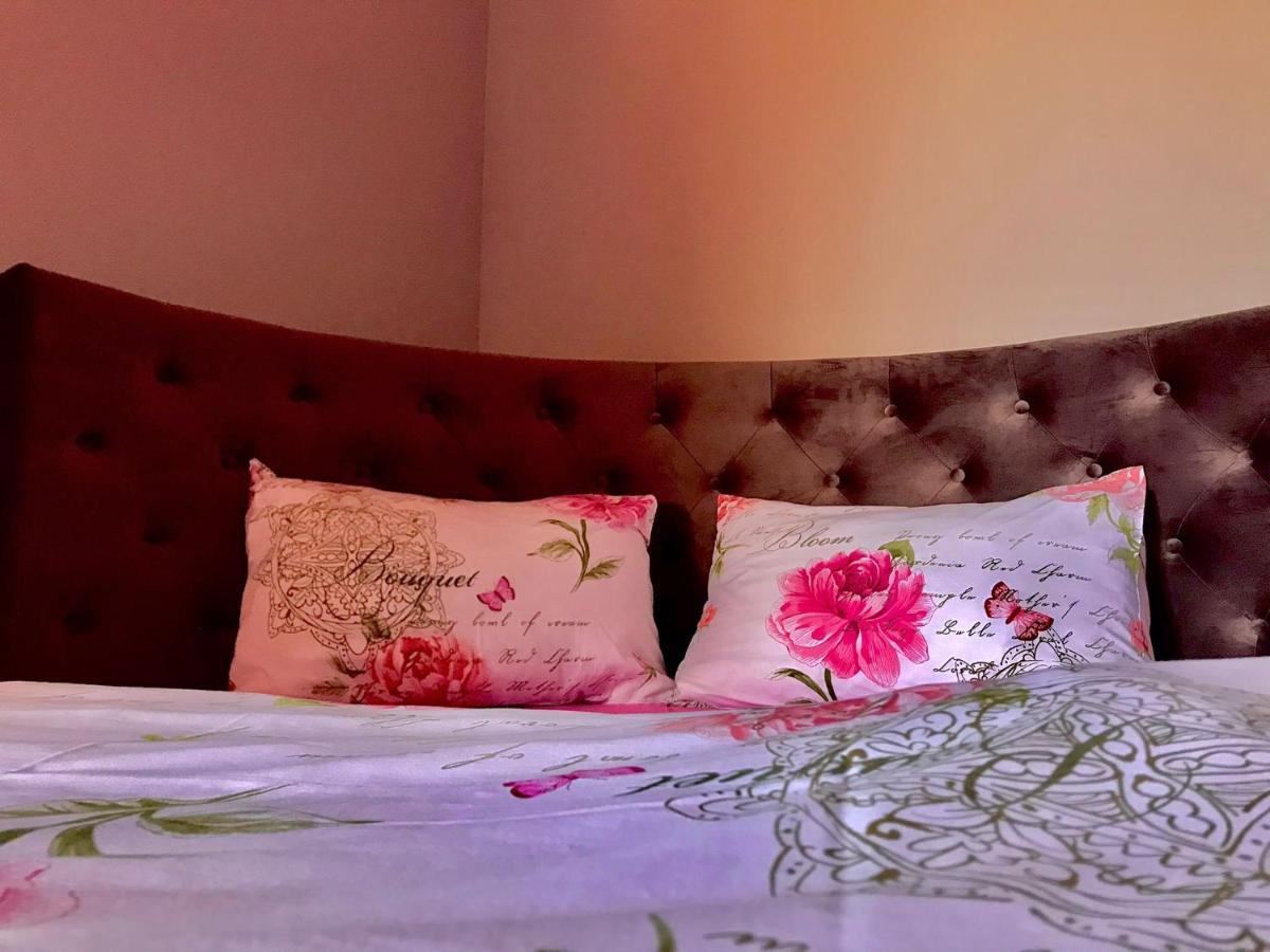 Sweet Pink By Miro Apartment ซินายา ภายนอก รูปภาพ